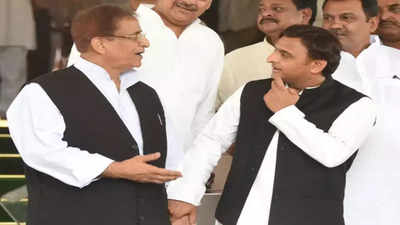 Azam Khan: सीतापुर जेल में आजम खान ने नामांकन भरा, रामपुर से सपा प्रत्याशी हैं