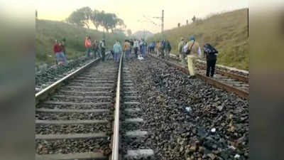 naxals blow up railway track : नक्षलवाद्यांचा उच्छाद... स्फोट घडवून रेल्वे ट्रॅक उडवला, वाहतूक ७ तास ठप्प