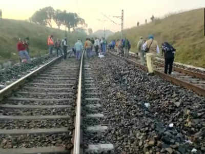 naxals blow up railway track : नक्षलवाद्यांचा उच्छाद... स्फोट घडवून रेल्वे ट्रॅक उडवला, वाहतूक ७ तास ठप्प