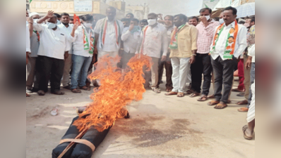 రేవంత్‌రెడ్డిపై అనుచిత వ్యాఖ్యలు.. టీఆర్ఎస్ ఎమ్మెల్యే దిష్టిబొమ్మ దహనం