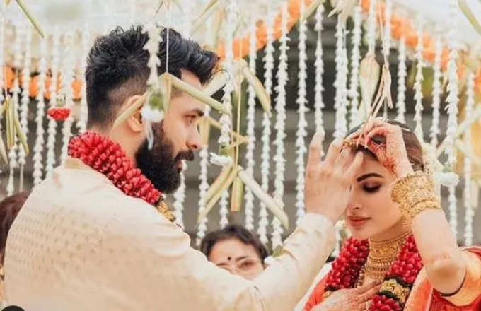 Mouni Roy Wedding: সব্যসাচীর লাল লেহঙ্গায় সেজে সাত পাক মৌনীর, দেখুন ছবিতে...