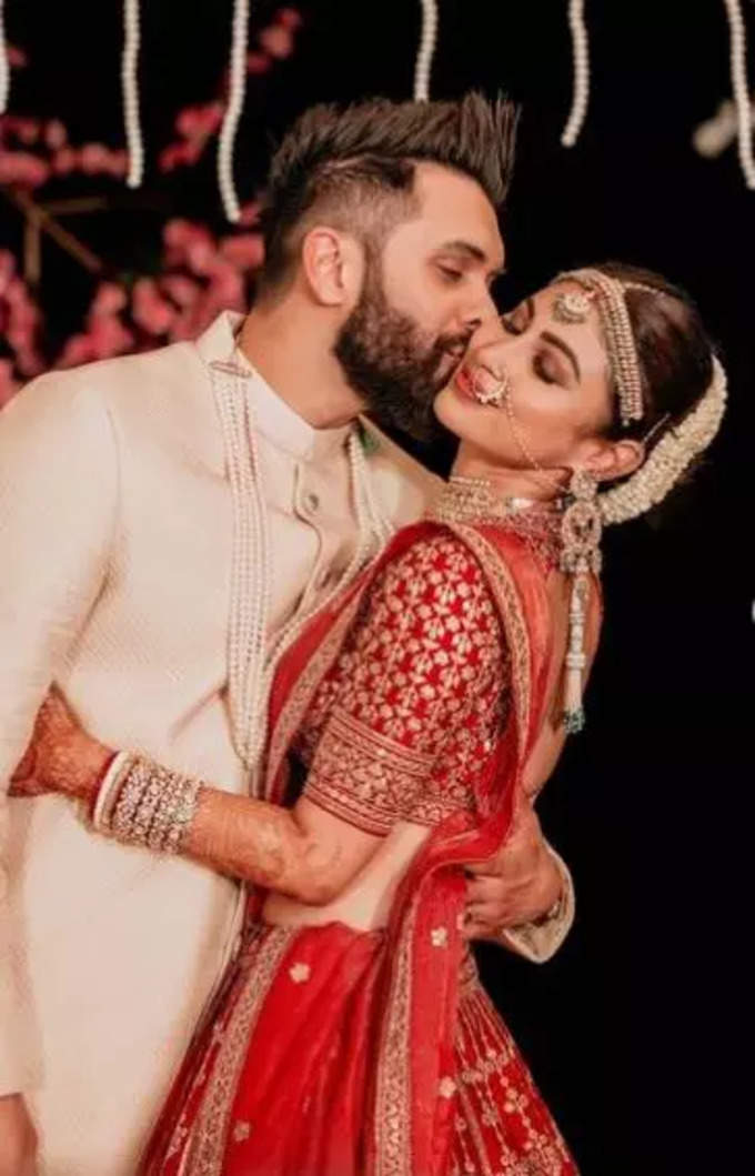 Mouni Roy Wedding: সব্যসাচীর লাল লেহঙ্গায় সেজে সাত পাক মৌনীর, দেখুন ছবিতে...