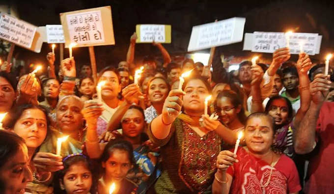 गलत देखकर भी गांधी जी के बंदर जैसी बनी रहती है पब्लिक