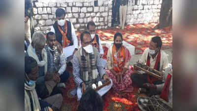 CM Shivraj in Durgapur: वादा पूरा करने दुर्गापुर गांव में आए सीएम शिवराज, आदिवासियों के साथ झांझ बजाई और दाल-चावल खाया
