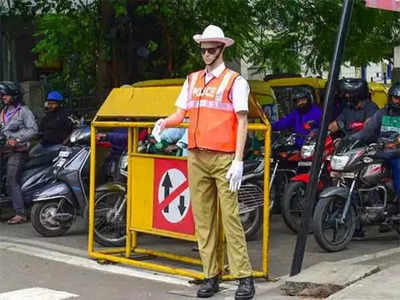 రాంగ్‌రూట్‌లో ఆటో తెచ్చాడని.. స్లిప్ చేతిలో పెట్టి సెల్‌ఫోన్ జేబులో పెట్టుకున్నారు..!