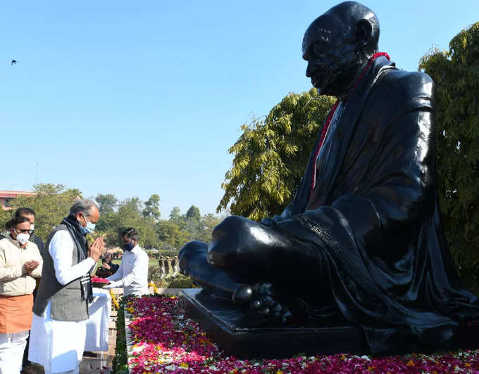 गांधी की प्रतिमा पर पुष्पांजलि, गहलोत ने किया नमन