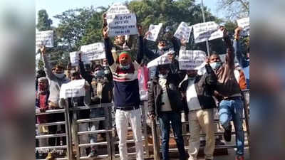 UP Election 2022: दल बदलू को सपा ने कादीपुर सीट से दिया टिकट... कार्यकर्ताओं ने SP कार्यालय पर किया प्रदर्शन