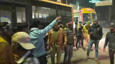 Accident in Kanpur Breaking : रात्री उशिरा ई-बसने १७ वाहनांना चिरडलं, ६ लोकांचा जागीच मृत्यू