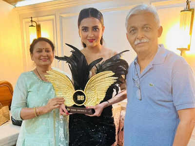 Bigg Boss 15 Winner बनते ही पैरेंट्स का आशीर्वाद लेने पहुंचीं Tejasswi Prakash, फैंस को कहा- थैंक यू!