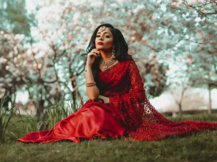 इन रेड कलर की Silk Saree को पहनकर बढ़ जाएगी आपकी खूबसूती, स्पेशल ऑकेजन के लिए हैं बेस्ट