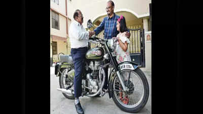 Karnataka news: 1996 में पिता की चोरी हुई मोटरसाइकल, बेटे ने 25 साल बाद ढूंढ निकाली