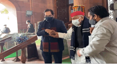 Akhilesh Yadav Karhal News : करहल में पर्चा भरते अखिलेश और संसद में स्मृति को आशीष देते मुलायम, दो तस्वीरों की कहानी