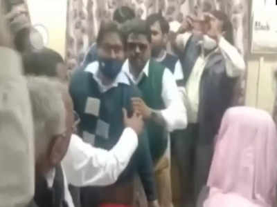 Bhind Viral Video: पूर्व मंत्री के भांजे ने बिजली अधिकारी के साथ की धक्कामुक्की, कांग्रेसियों ने उप महाप्रबंधक को हाथ पकड़कर चैंबर से किया बाहर