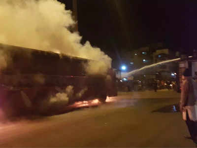 Gujarat News: भरूच में बस से कुचलकर बुजुर्ग की मौत, गुस्साए लोगों ने दो बसों में आग लगाई
