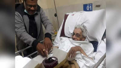 इंसानियत: 83 वर्षीय बुजुर्ग महिला के लिए अस्पताल में बर्थडे केक लेकर पहुंचा पुलिसवाला
