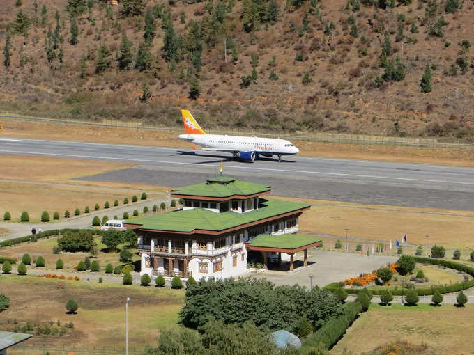 भूटान में पारो हवाई अड्डा, हिमालय पर्वत - Paro Airport in Bhutan, Himalayan Mountains
