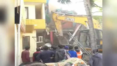 Indore News: व्यंकटेश मंदिर की जमीन पर कब्जा कर महिला ने खड़ी कर ली तीन मंजिला बिल्डिंग, नगर निगम ने जेसीबी से तोड़ा