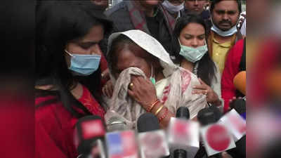 UP Election: यूपी चुनाव में इमोशनल प्रचार, पर्चा दाखिल कर फिर रोईं रेप के आरोपी गायत्री प्रजापति की पत्नी