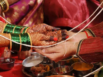 दुल्हन के एक घंटा रोने से लेकर दूल्हे को पीटने तक, दुनिया भर की शादियों में निभाई जाती हैं ये अजीब परंपराएं