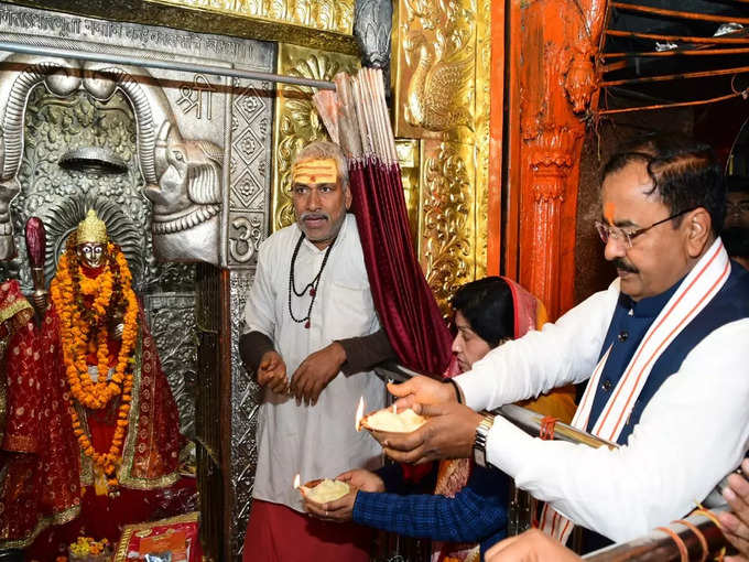 नामांकन से पहले कड़ा धाम माता शितला मंदिर में पूजा करते केशव मौर्य