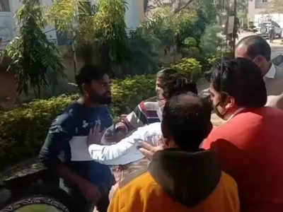 Ashoknagar News : पटवारी ने कब्‍जा हटाने को कहा तो रहवासियों ने कलेक्‍ट्रेट में किया हंगामा, कलेक्‍टर का वाहन रोक आगे खड़े हो गए लोग