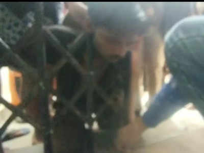 Gwalior Update News : चैनल गेट में फंसा युवक का सिर, पुलिस ने गेट काटा और सुरक्षित बाहर निकाला