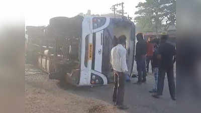 Nashik Accident : भीषण! विद्यार्थ्यांना घेऊन जाणारी कॉलेज बस भर रस्त्यात उलटली, २०-२२ जण जखमी