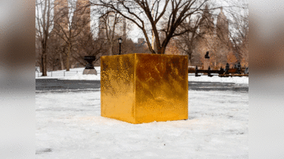 Gold Cube: पार्क में अचानक से दिखा 186 क‍िलो का गोल्‍ड क्‍यूब, फटी की फटी रह गईं आंखें