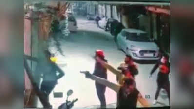 ईस्ट दिल्ली में बदमाशों का आतंक, पार्टी से घर लौटे पिता और बेटों पर 15-20 बदमाशों ने बरसाई गोलियां
