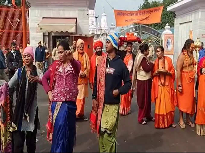 ​गोरखनाथ मंदिर में अलग ही दिखा माहौल