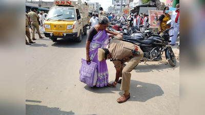 இரு பாட்டி... செருப்பு மாட்டிவிட்றேன்; டி எஸ் பி வேற லெவல்! வைரலாகும் புகைப்படம்.