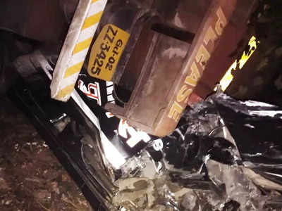 Unnao PRV Accident: उन्नाव में PRV के ऊपर ट्रक पलटा, 3 पुलिसकर्मियों की मौत... एक जिंदा बचा