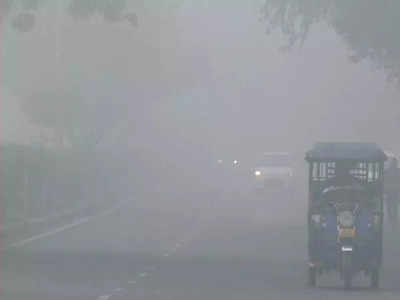 Delhi Weather News: दिल्ली में आज सुबह फिर छाई धुंध, देखें सड़क से लेकर एयरपोर्ट तक कैसा रहा असर