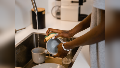 Hand Care Tips: क्या बर्तन धोने के बाद आपके हाथ भी हो जाते हैं अधिक रूखे, इन्हें फटने से बचाने के लिए आजमाएं ये तरीके