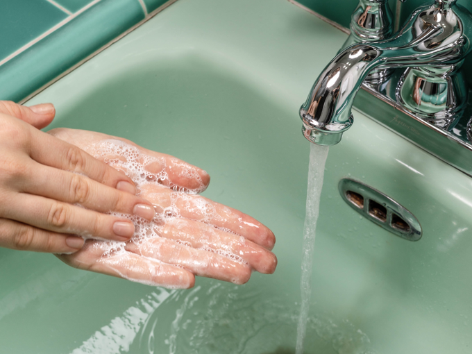 ​बर्तन धोने के बाद हाथों को अच्छी तरह धोएं
