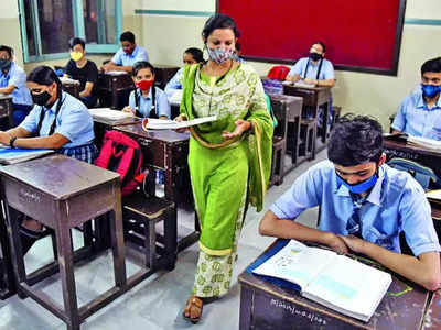 ગુજરાતની સ્કૂલોમાં સોમવારથી ઓફલાઈન શિક્ષણ શરૂ થશે, કોરોનાના કેસો ઘટતા લેવાયો નિર્ણય 