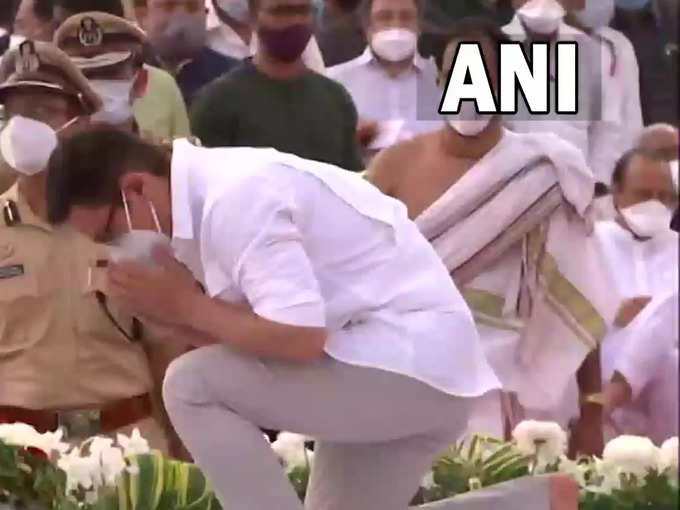 Aamir Khan at Lata Mangeshkar funeral