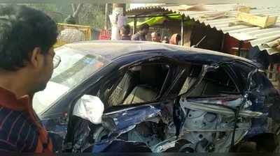 Amethi News: अमेठी में ट्रक ने कार में मारी टक्कर, प्रयागराज जा रहे पिता-पुत्र की मौत, मां-पत्नी समेत 3 घायल