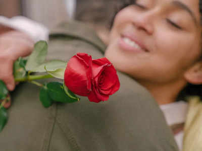 Rose Day Special: प्यार जाहिर करने के लिए क्यों दिया जाता है लाल गुलाब ही?