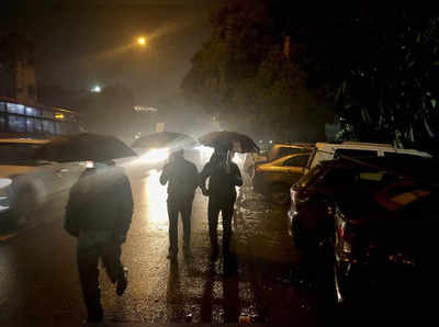 Delhi Mausam News: तेज धूप के बाद दिल्ली वालों को फिर सताएगी सर्दी, हल्की बारिश का भी अनुमान