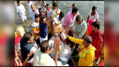 Narmada Jayanti News: उत्साह से मनाई गई मां नर्मदा की जयंती, हुआ दूध से अभिषेक, हजारों ने लगाई आस्था की डुबकी