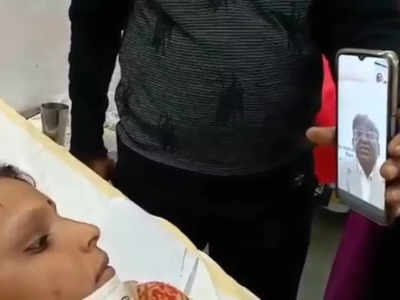Chhatarpur News : स्वास्थ्य मंत्री ने जिला चिकित्सालय में भर्ती मरीजों से वीडियो कॉल पर की बात, अस्‍पताल की सुविधाओं का जाना हाल