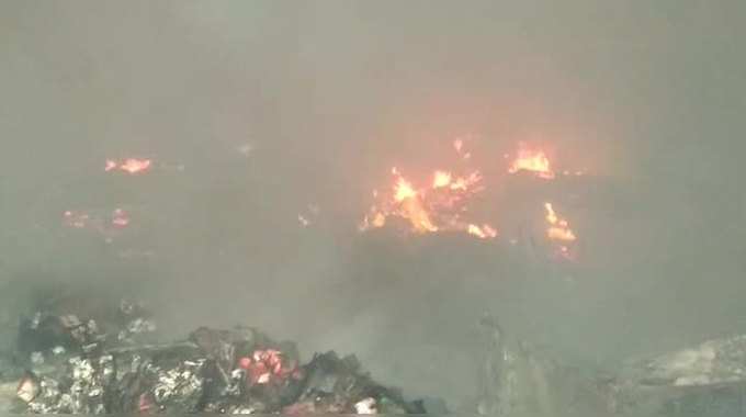 पालीगंज स्थित वाहन गोदाम में लगी आग, दो करोड़ से अधिक के नुकसान का अनुमान
