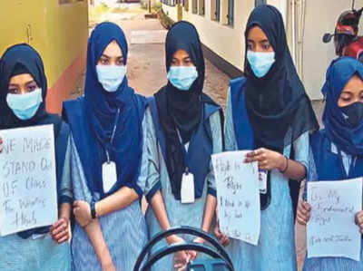 Karnataka Hijab controversy: કર્ણાટકમાં હિજાબ પર વિવાદ વધતા ત્રણ દિવસ માટે તમામ સ્કૂલ-કોલેજ બંધ રાખવા આદેશ