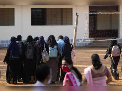 Karnataka Hijab Conntroversy: हिजाब बवाल के बीच दो कॉलेजों की अलग कहानी, एक ने छात्रा को किया सपॉर्ट तो दूसरे ने कॉलेज से भगाया