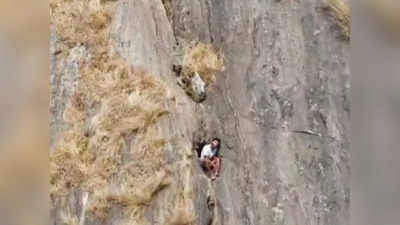 youth trapped in a steep gorge : थरारक घटना! दोन दिवसांपासून दरीत अडकला होता २० वर्षांचा युवक, अखेर...