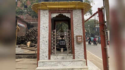 Varanasi News: कहीं प्रतिमा को हटाया तो कहीं गायब हुआ घंटा, विपक्ष ने बोला हमला- बीजेपी राज में मंदिर नहीं सुरक्षित