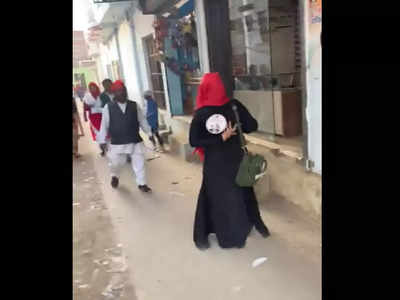 UP Election: SP कार्यकर्ता ने बुर्का पहनी युवती की पीठ पर चिपकाया स्टीकर, बवाल मचा तो दे दी ये सफाई