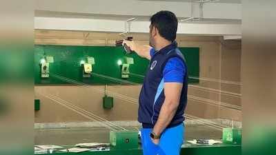 IPL लिलावापूर्वी महेंद्रसिंग धोनीचा व्हिडीओ जगभरात व्हायरल, बॅट सोडून हातात घेतली बंदूक