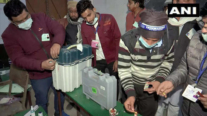 यूपी विधानसभा चुनाव के पहले चरण के समापन के बाद सील की जा रही इलेक्ट्रॉनिक वोटिंग मशीनें; शामली के कैराना में पब्लिक इंटर कॉलेज मतदान केंद्र से दृश्य जिले में शाम 5 बजे तक 61.78% मतदान दर्ज किया गया है।